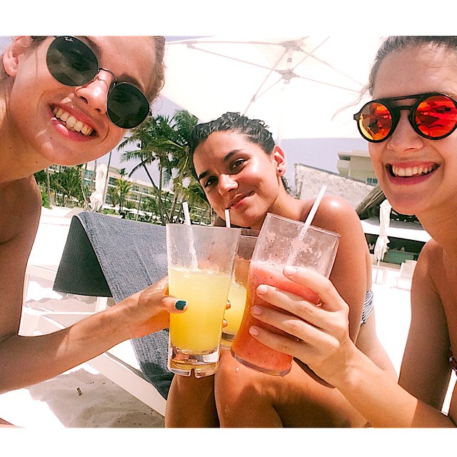 Chin chin brindamos por nuestra amistad! Las quiero! @clarialonso @soyalbaricona...