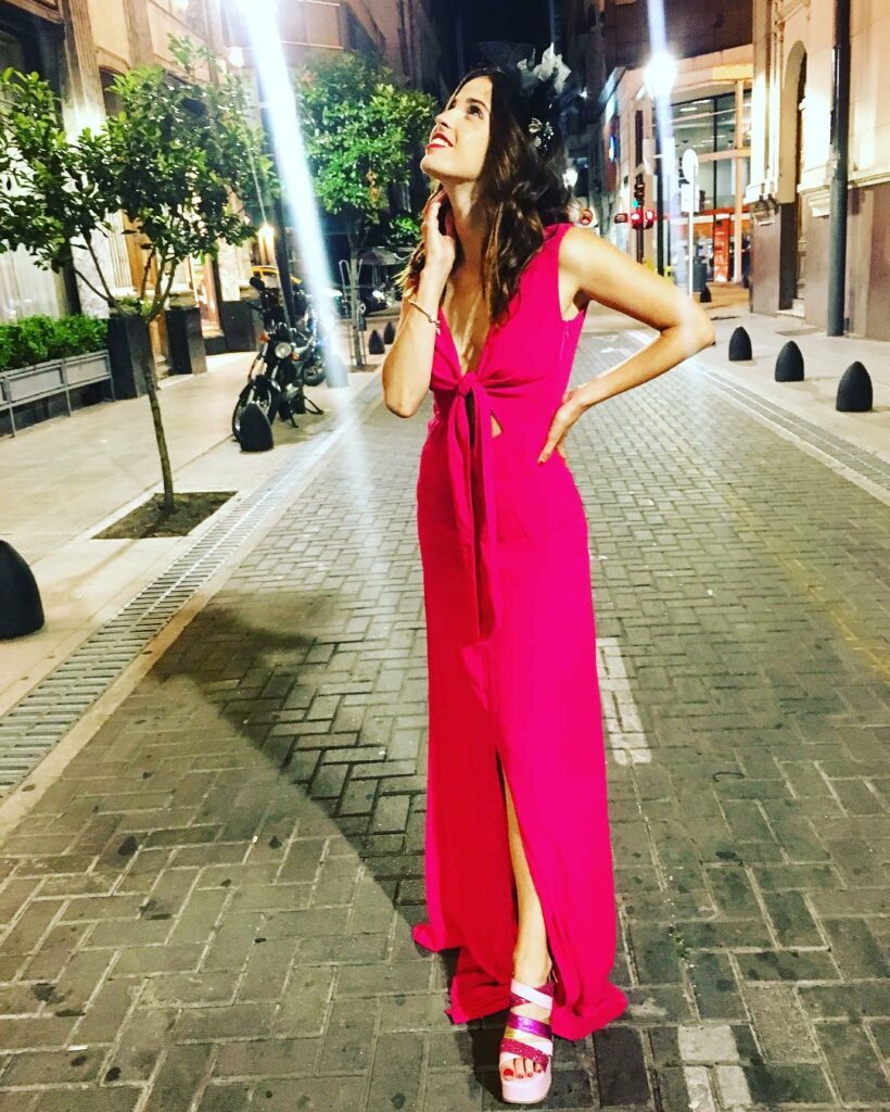 Hoy hay fiesta ! Y yo elijo mi look de @delaostiadesign @miuxshoes ...
