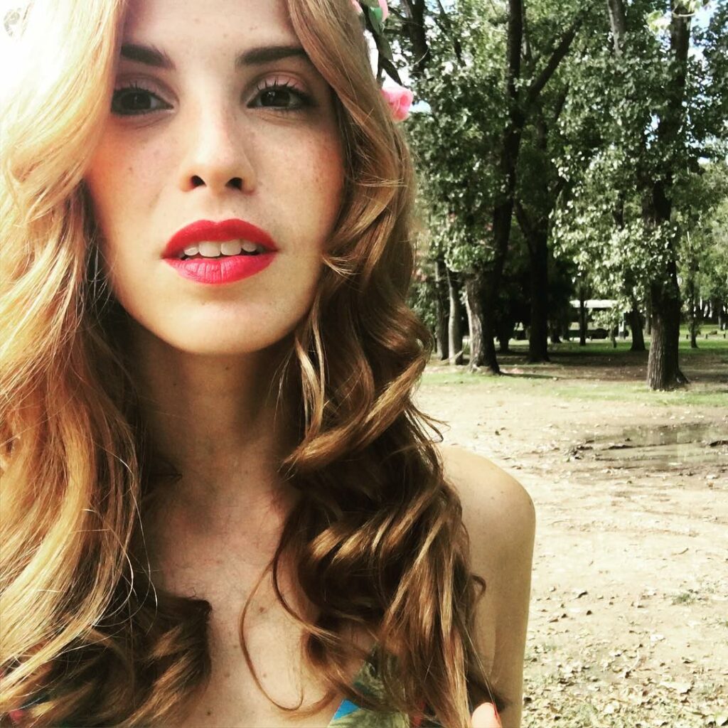 así andamos, de aquí para allá con labios rojos ...