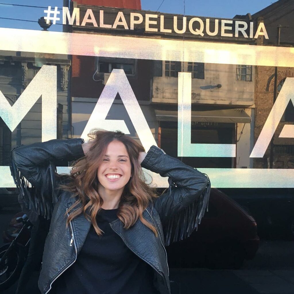 Llegue con nervios pero me fui con esta sonrisa  @malapeluqueria  cambiando para...