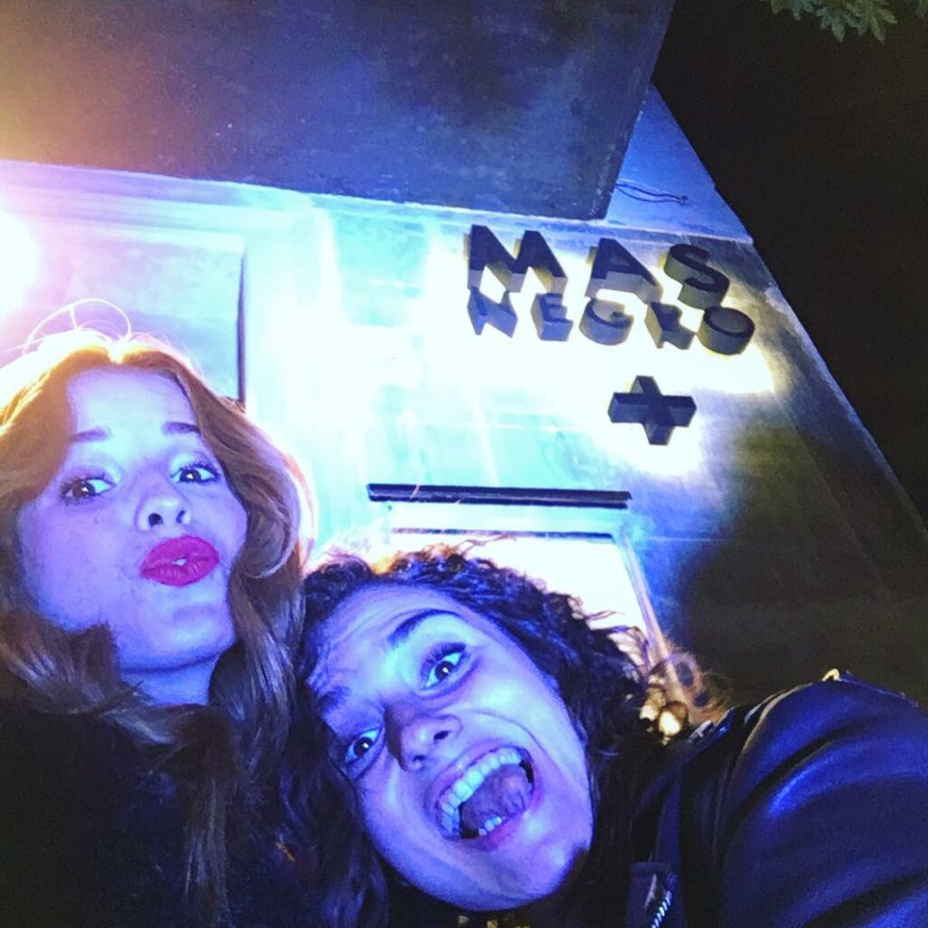 Ya en el evento de @masnegroficial felicitaciones a estas potras ! Con @soyalbar...