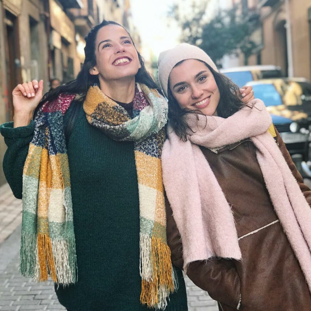 Nosotras felices paseando x Madrid !  @soyalbariconavarro me está mostrando su c...