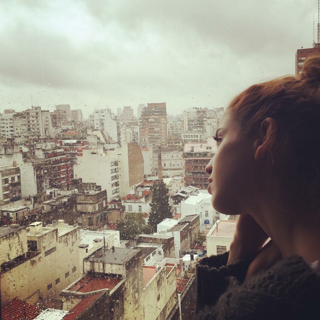 Muy lluviosa la ciudad de Bs As está para quedarse en casa ...