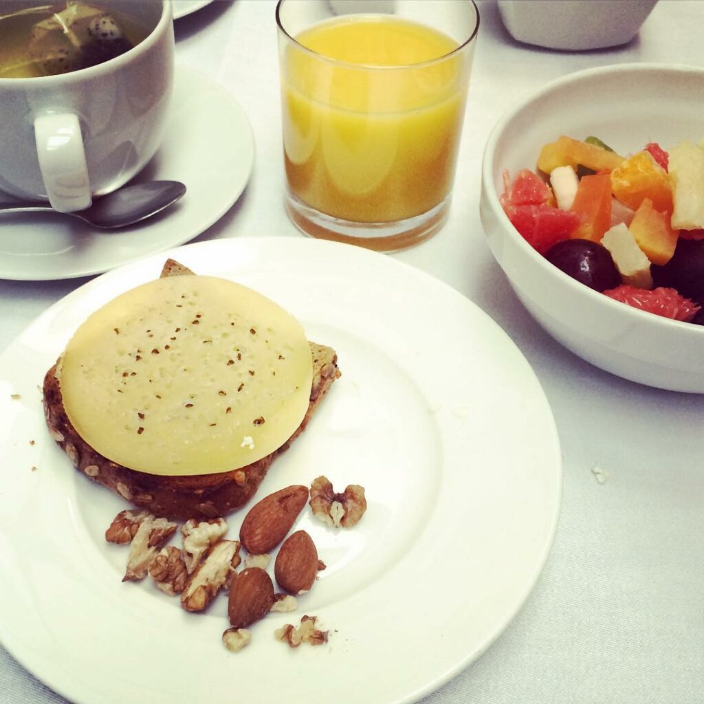 Buen día !  arrancando la mañana con un mega desayuno ! 
 té verde  jugo de nara...
