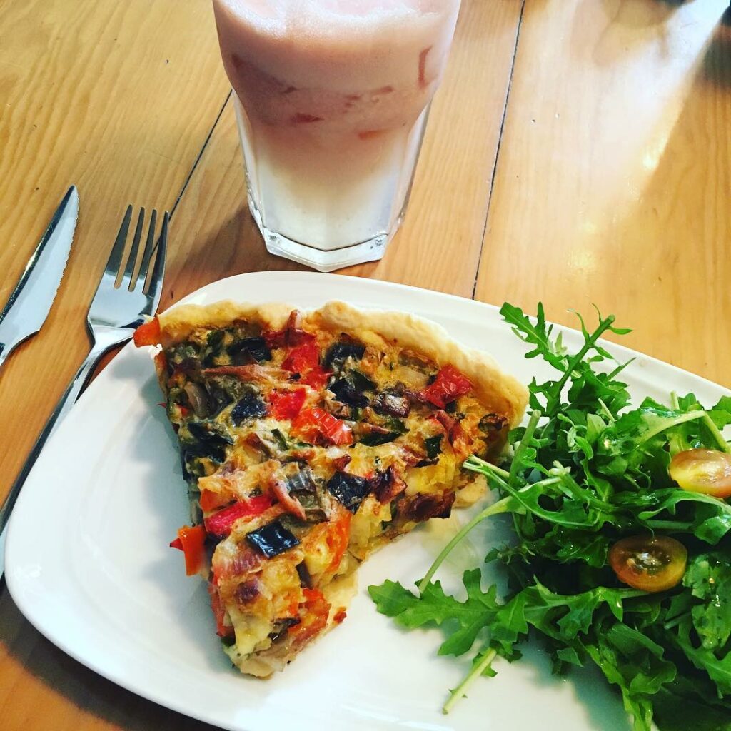 Momentos únicos para uno, tarta de vegetales + ensalada + jugo de pomelo y pera ...