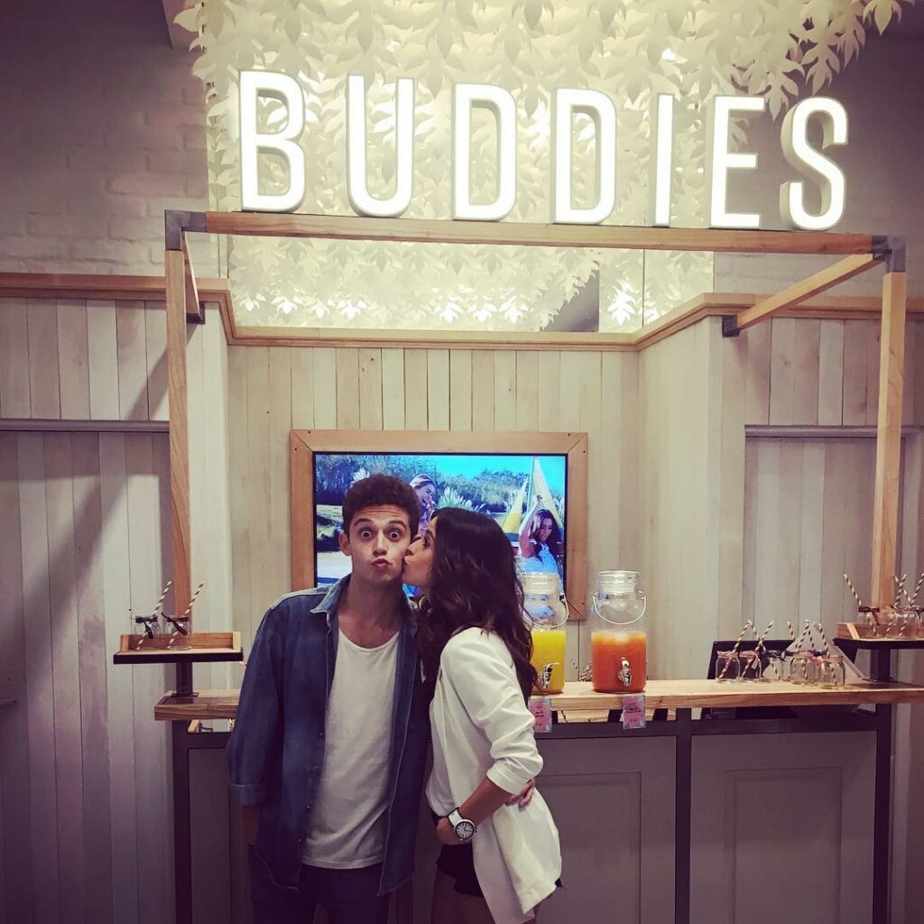 Nosotros dos acá ya en el evento de @buddiesoficial  @ruggeropasquarelli y yo ! ...