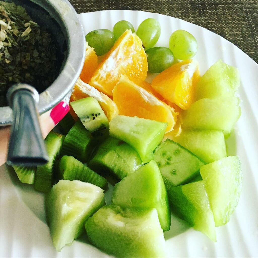 Buen día !  Al mal tiempo fruta y mate ...