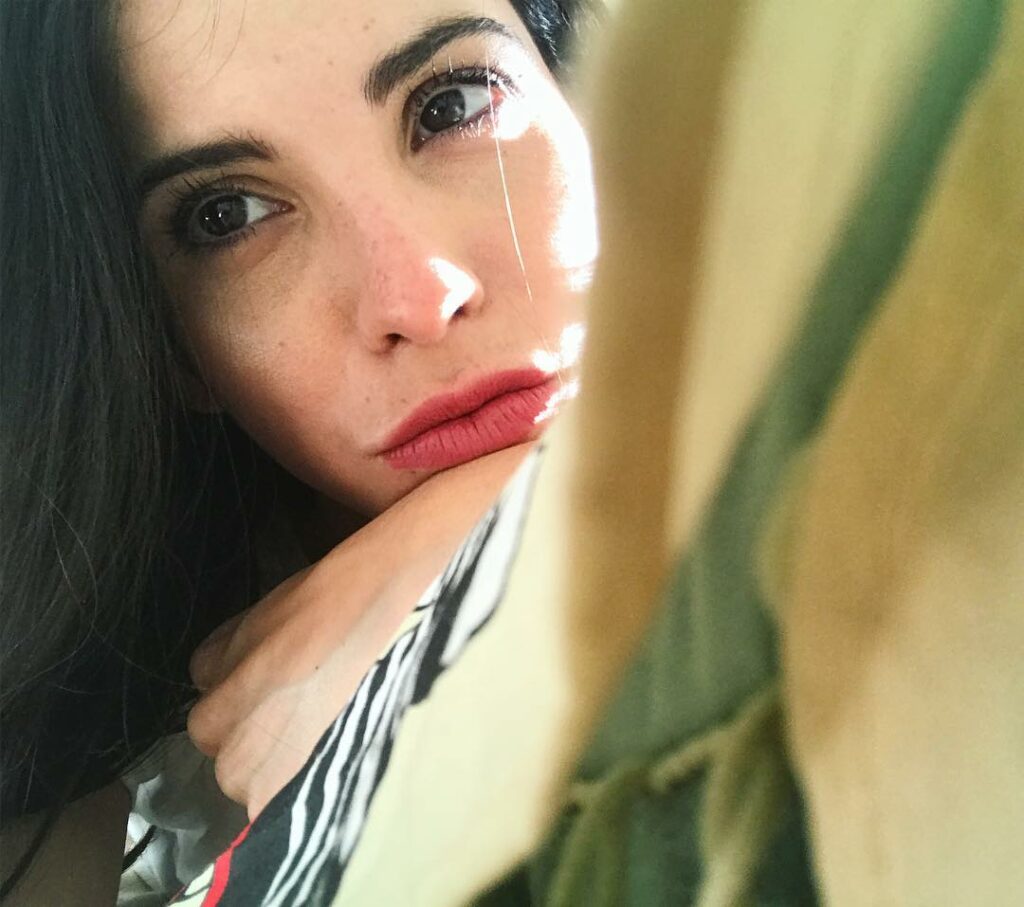 Hola amigos !  Como están este jueves de ? Yo aproveche esta luz y salió selfie ...