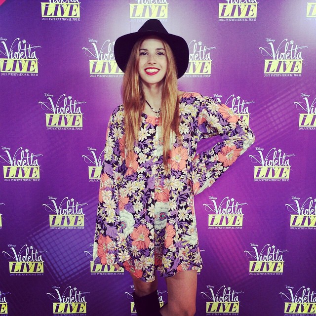 Buen día ! Yendo a ensayar #ViolettaLive ! Ayer look total by @guillerminaregala...
