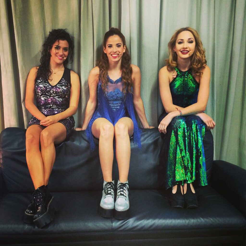 Listas para la acción!!!! #Violettalive como quiero a estas dos locas @mechisoy ...