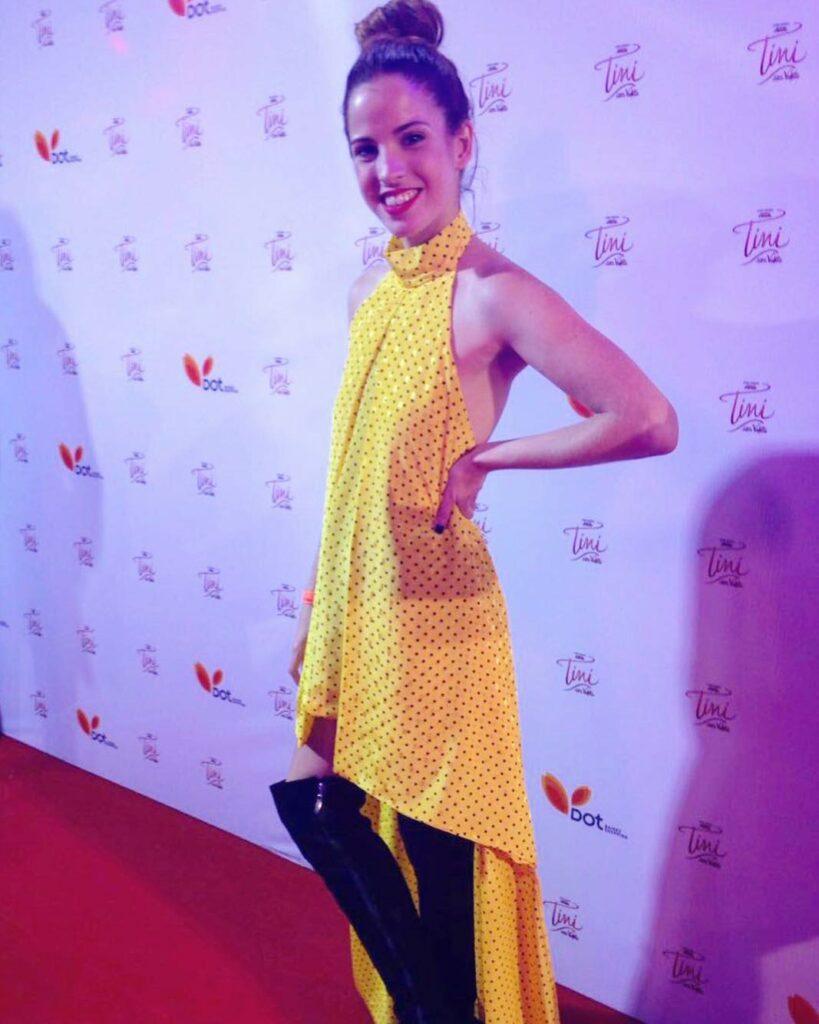 Ya en la premier de #TinielgrancambiodeVioletta con total look @guillerminaregal...