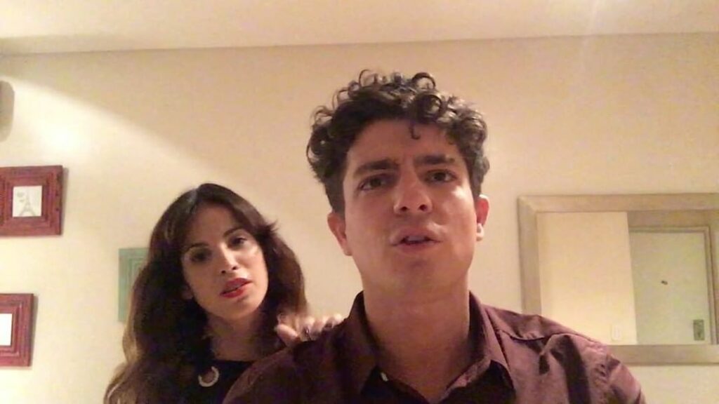 Esto hacemos con @facugamba un sábado a la noche ...