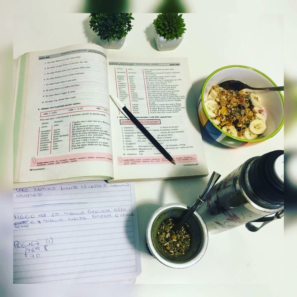 Buen día amigos! Amanecí súper temprano xq tengo que hacer mucha tarea de italia...