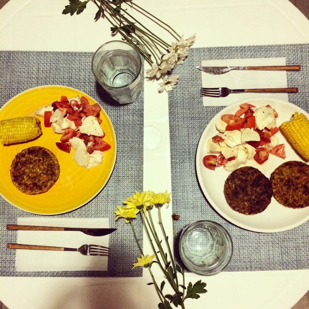 Hoy linda cena romántica 
hamburguesas de zanahoria tomate + muzzarella
choclos
...