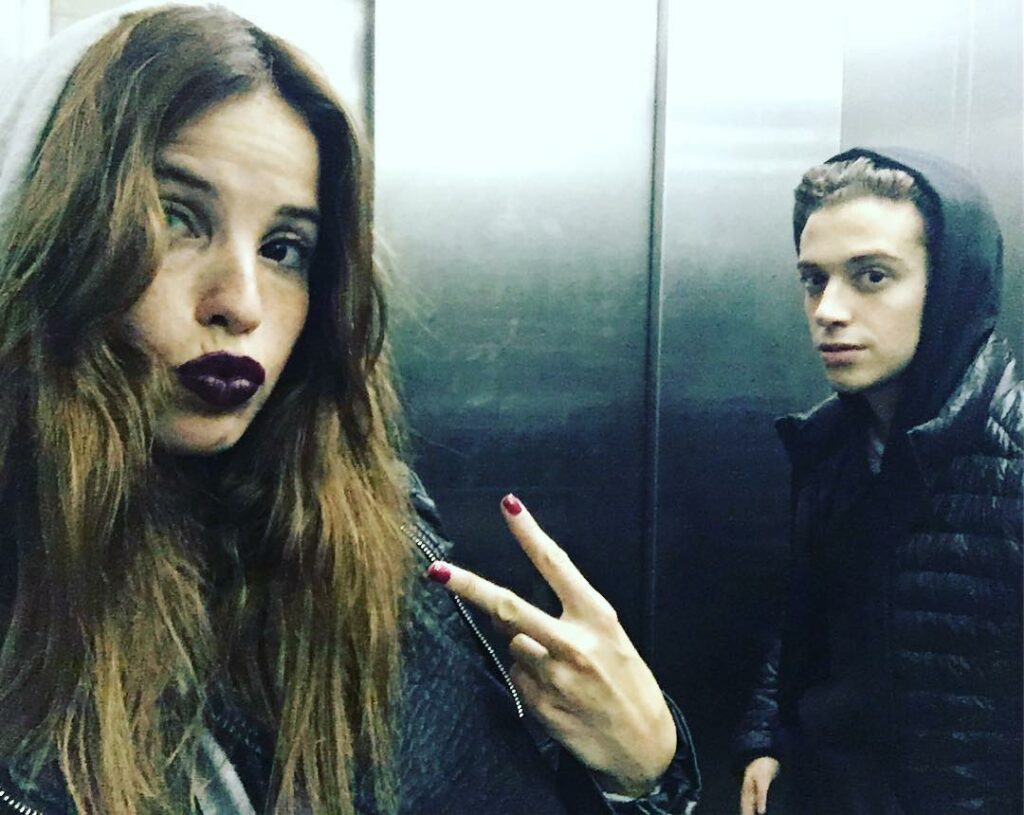 Good Night  así estamos @ruggeropasquarelli y yo un domingo x la noche encapucha...