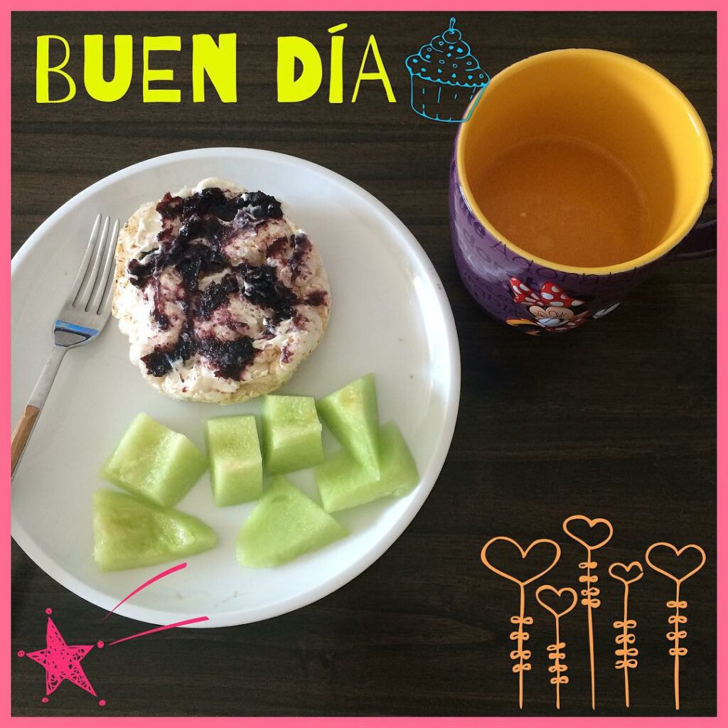 Buen día ! Arrancó mi mañana con un súper jugo, melón y galleta de arroz con que...