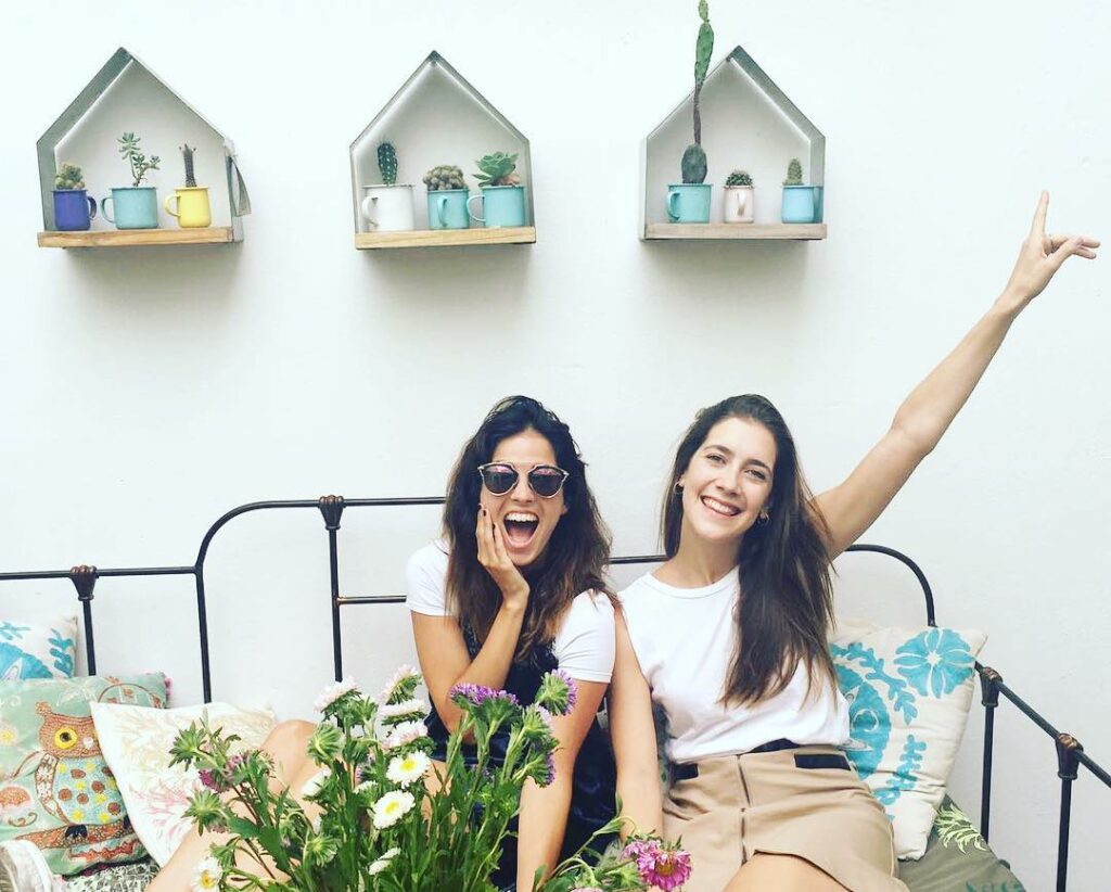 Cuando tu amiga está de visita pero querés que se quede para siempre  @clarialon...