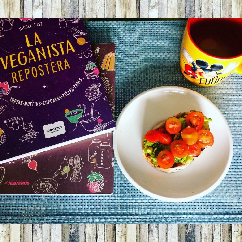 Buen día amigos !  hoy me levante a pura lectura  ! 
Me hice un delicioso desayu...