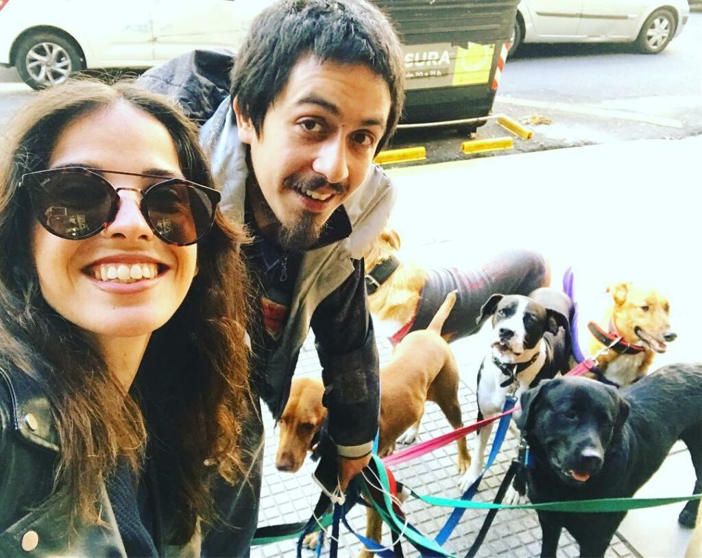 Buenas!!!  Acá estoy yo  con el paseador de Rockyto  y tbn de todos los perros d...