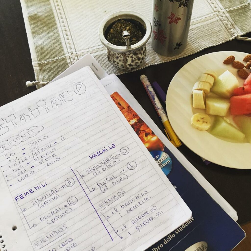 Buen día ! Así arrancó mi mañana! Clase de italiano + mate + ...
