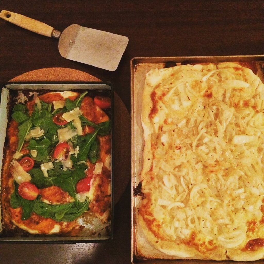 Y para cerrar el finde !!! Deleito mi paladar con pizzas caseras !!!!! 
 cebolla...
