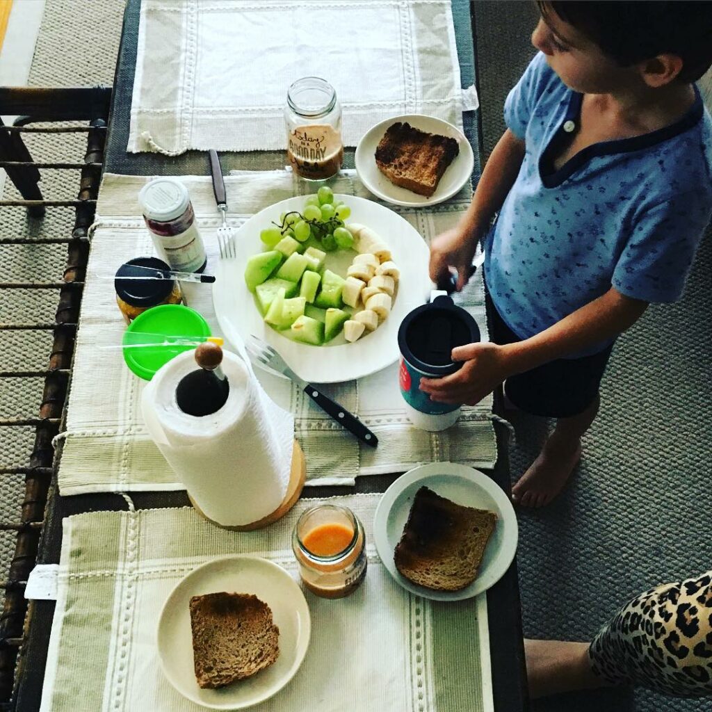 Hoy desayuno para 3 !  @jofisima #Benja
 jugo de 
 tostadas  ...