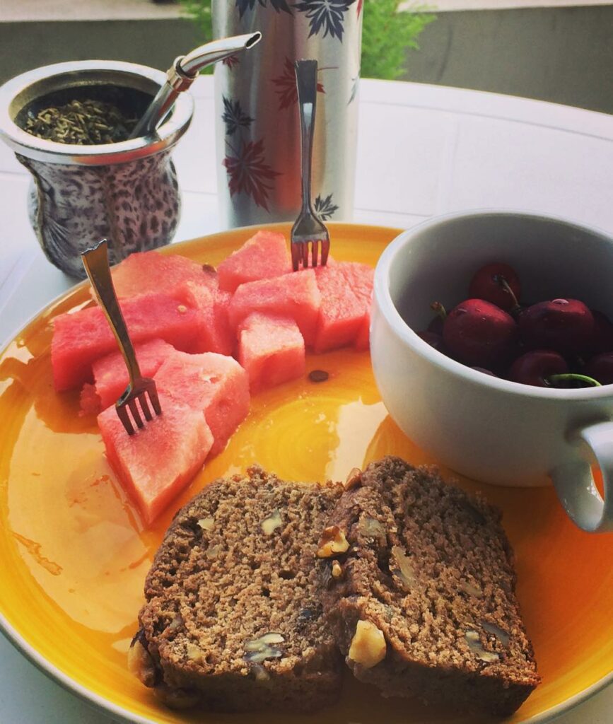 Hora de tomar el tecito con mi lindo novio. sandia
cerezas budín de limón y nuez...