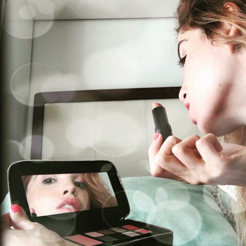 Día ideal para un labial nude, va con todo ! ...