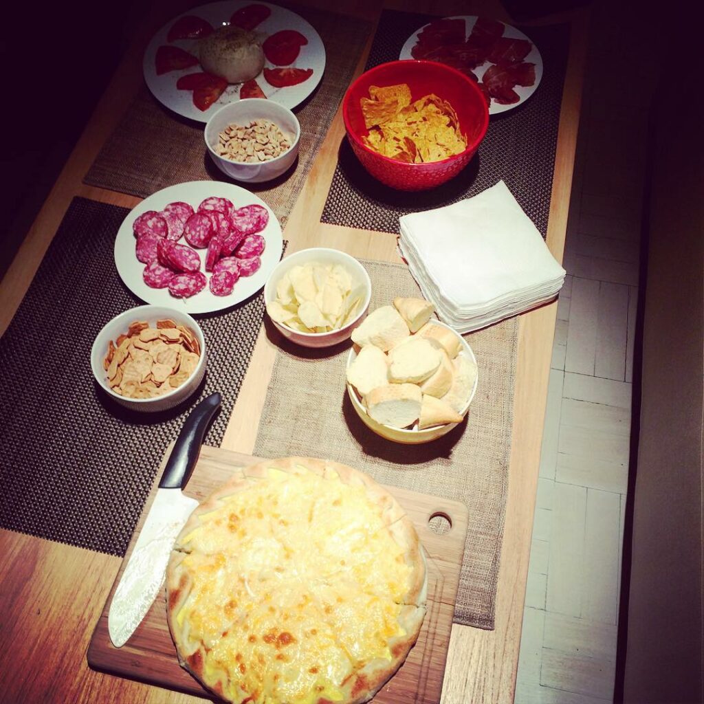 Juntada de amigas !  viernes todo permitido !  d
 tarta de queso
 burrata
 jamón...