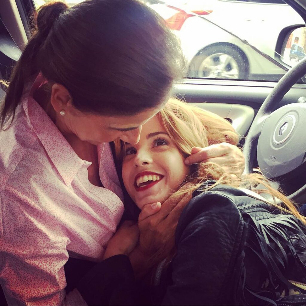 Buen día ! Así ando con mi mamá como cuando era chiquita me dice... "Candelita c...