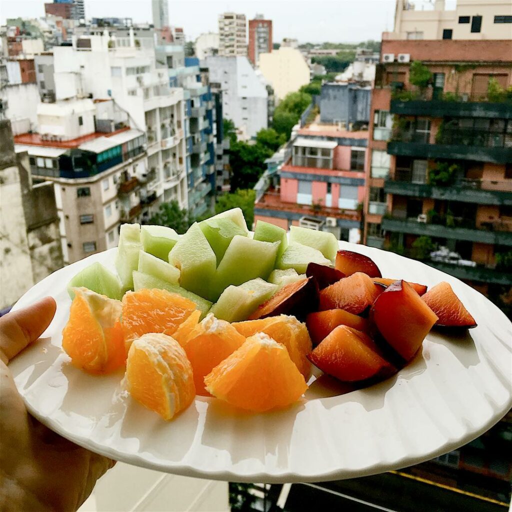 Buen día!  Ya levantada con este día espantoso, fruta rica  y a entrenar ...