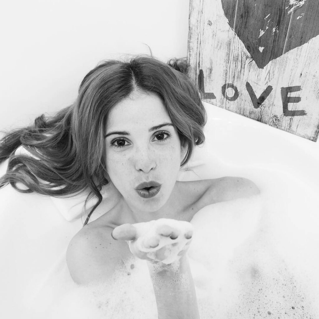 Domingo hoy vas a ser esto para mí!  Baño relajante y de la cama al sillón, del ...