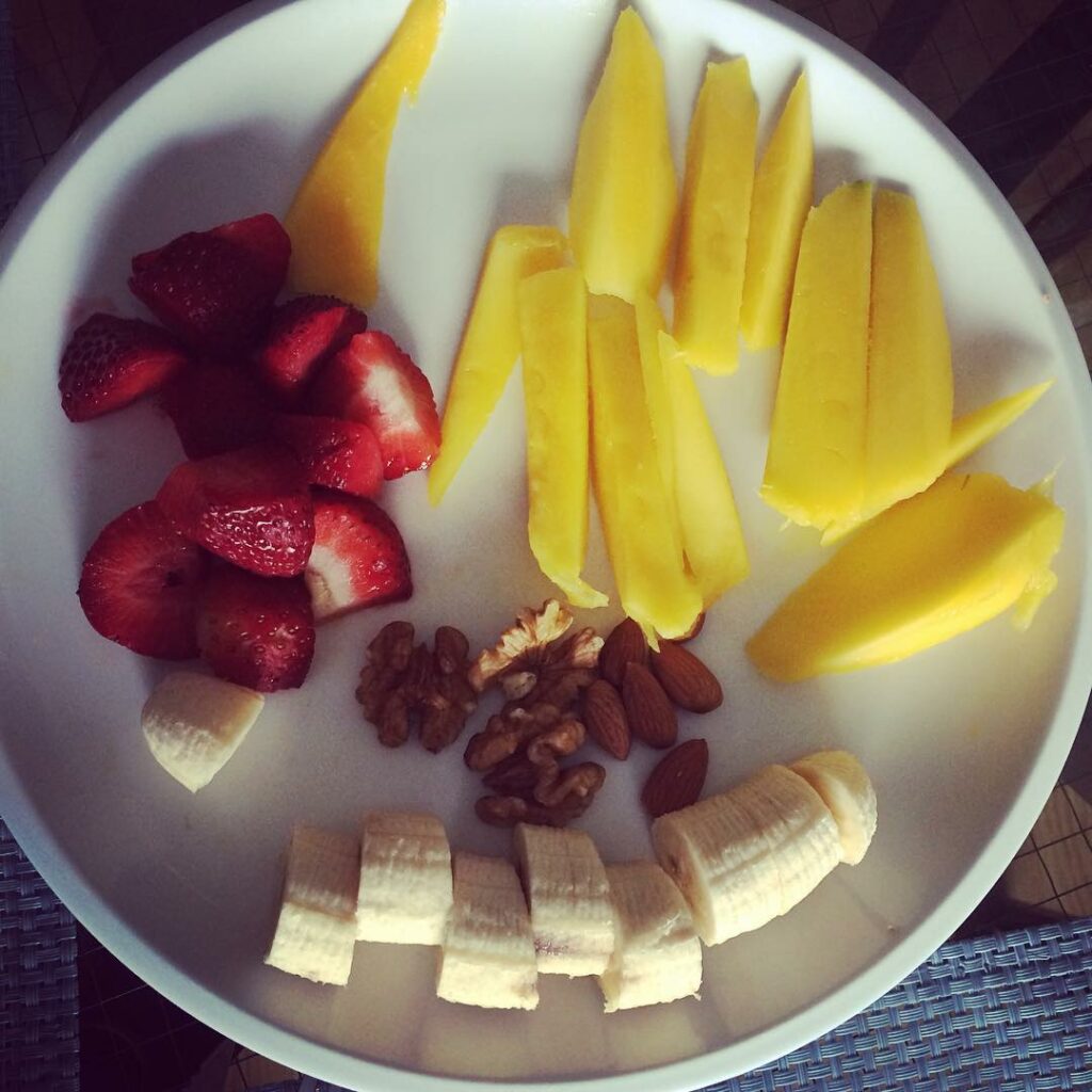 Buen día buen día!!!!!! Frutillas, mango, banana y frutos secos! Un éxito ...