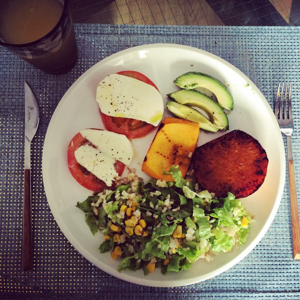 Miren el almuerzo que me prepare!  ensalada con lechuga, arroz yamani, maíz
 pal...