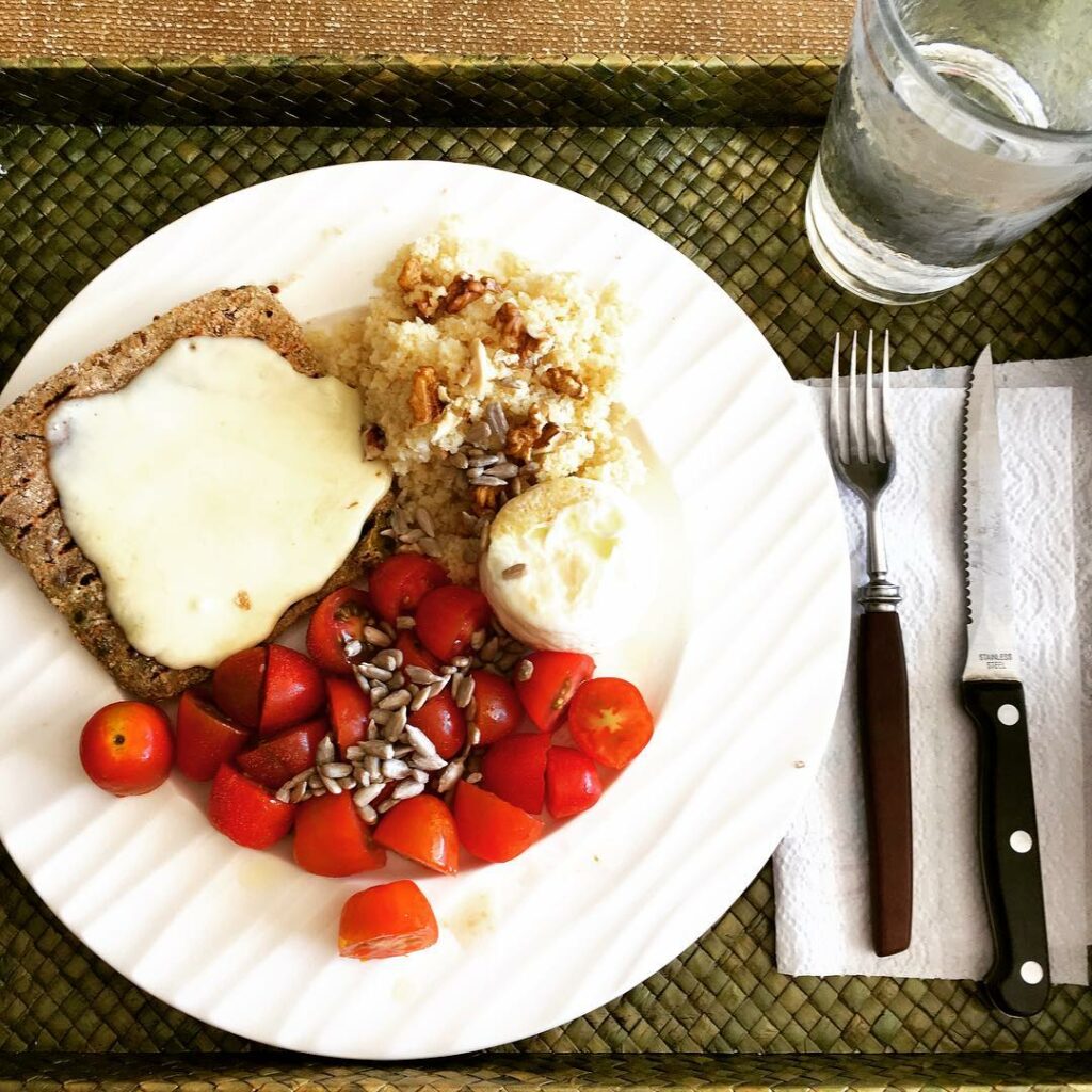 Almuerzo de lujo!!!!  milanesa de arvejas con queso @sucredistribuidora  tomates...