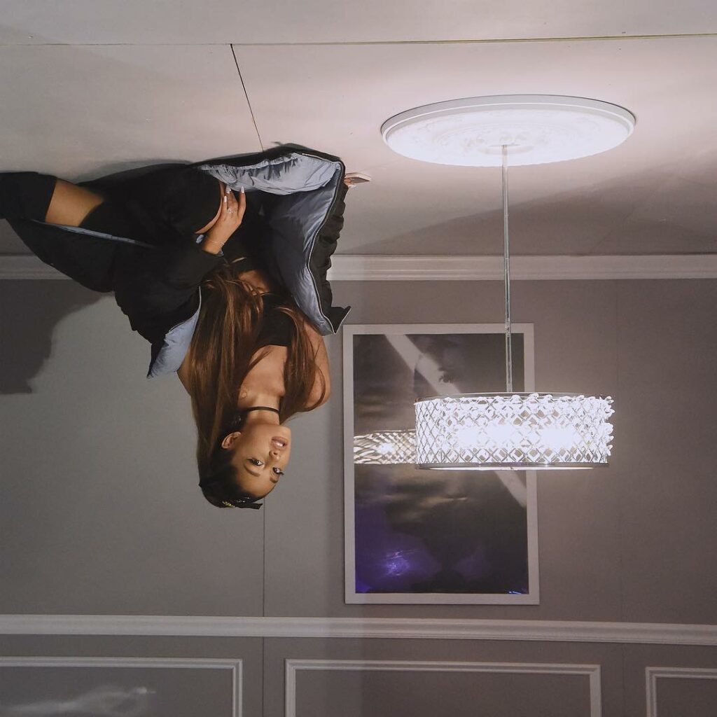 the ʎɹɔ oʇ ʇɟǝl sɹɐǝʇ ou room @spotify #sweetenerspotify 
photo @kevinmazur...