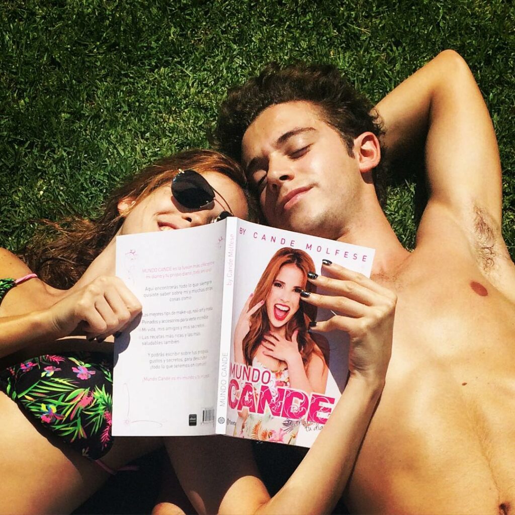 Nosotros estamos así! Leyendo #MundoCande  felices al 
Estoy ansiosa porque pued...
