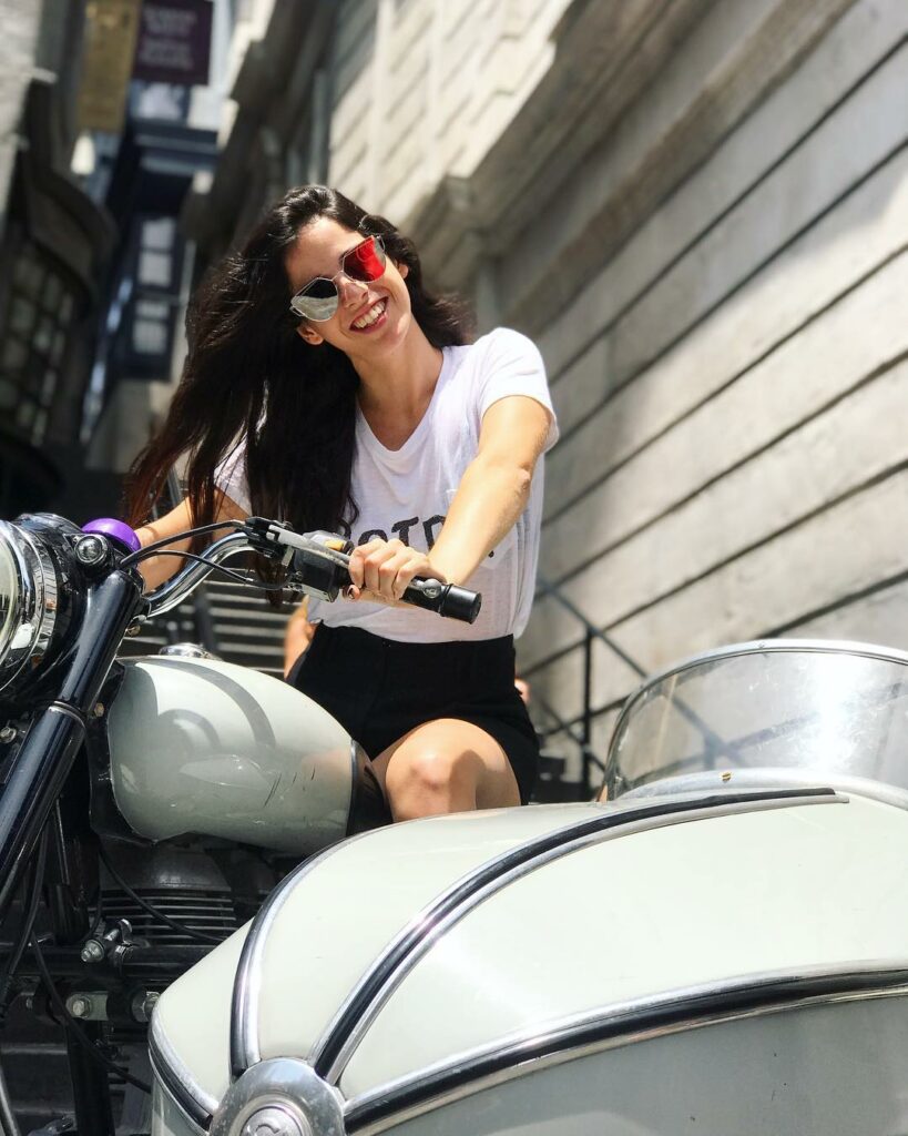 Cande motorizada !  Ya que falta tan poco para el estreno de @bruno.motoneta yo ...