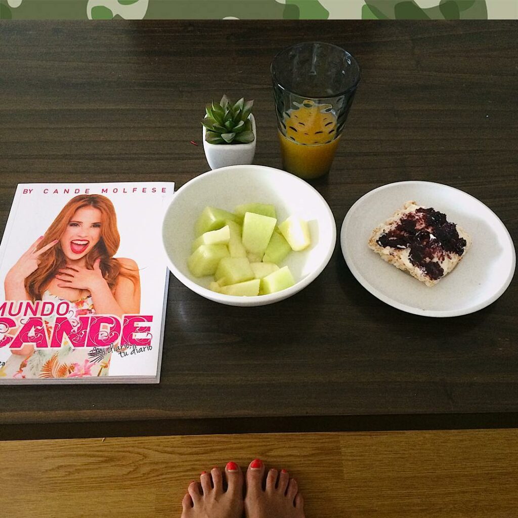 Buen día !  ya levantada con rico desayuno!  y #MundoCande ...