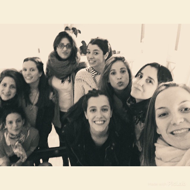 Acá es el día del amigo yo festejo con estas 8 locas que adoro ...