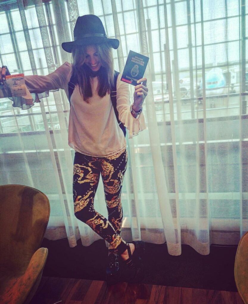 Lista para partir Polonia allá voy ! Y no voy sola voy con #MundoCande  y viajo ...