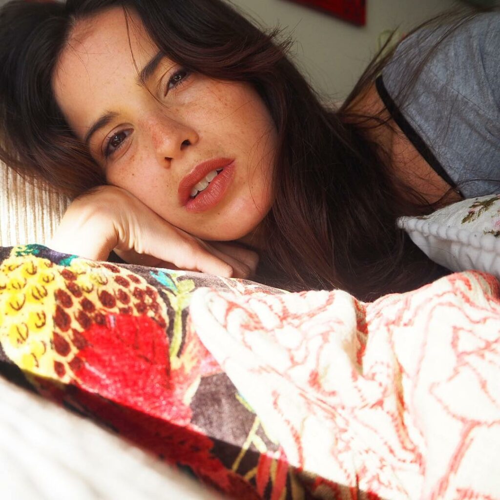 Al natural con seriedad pecas x doquier...