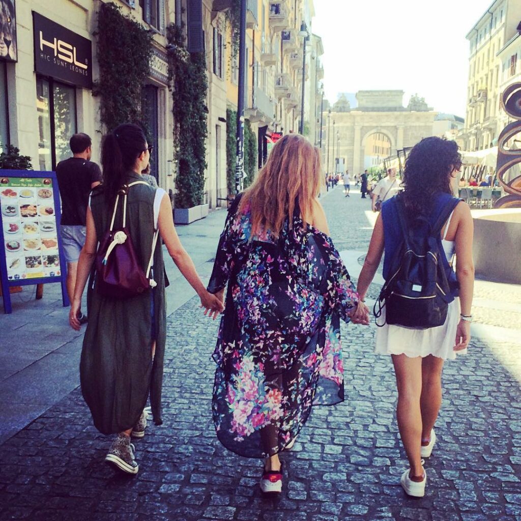Hola amigos!!!! Que hacen??? Yo paseando con mis dos amigas feliz feliz @lodocom...