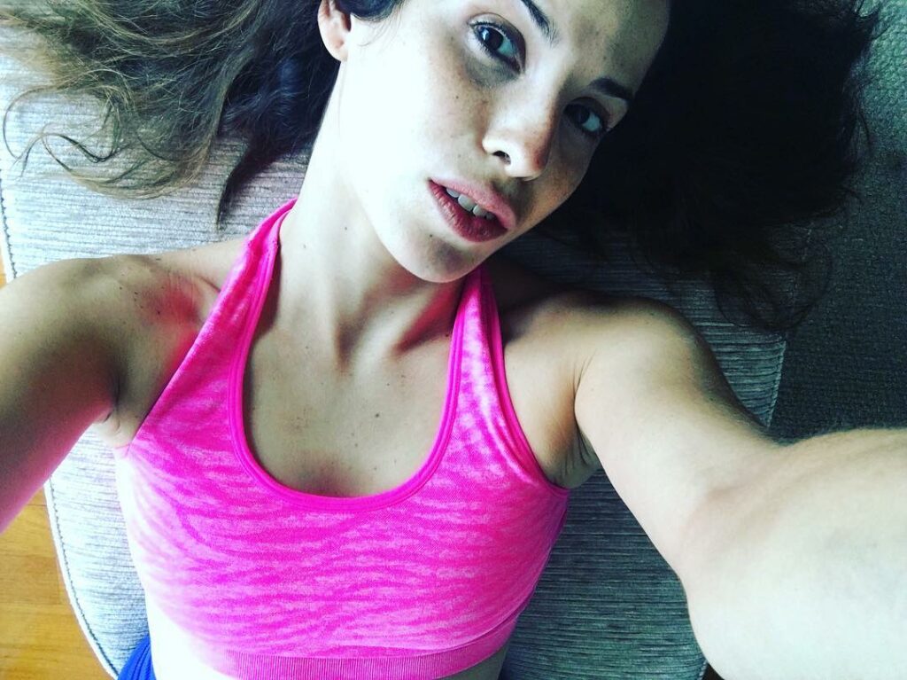 Buen Día !  Porque aunque llueva truene o se caiga el cielo yo entreno  En un ra...