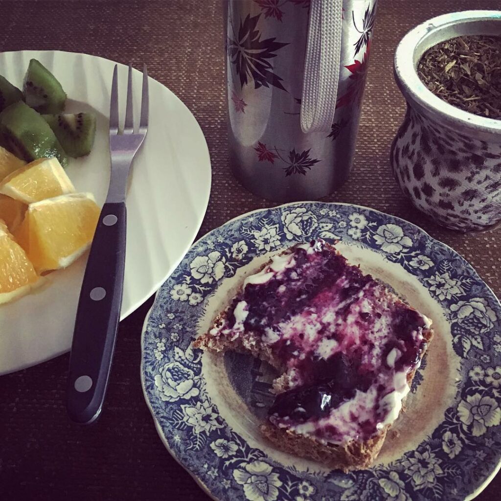 Buen día !  desayuno rápido rico y a entrenar 
fruta 
 pan integral con mermelad...