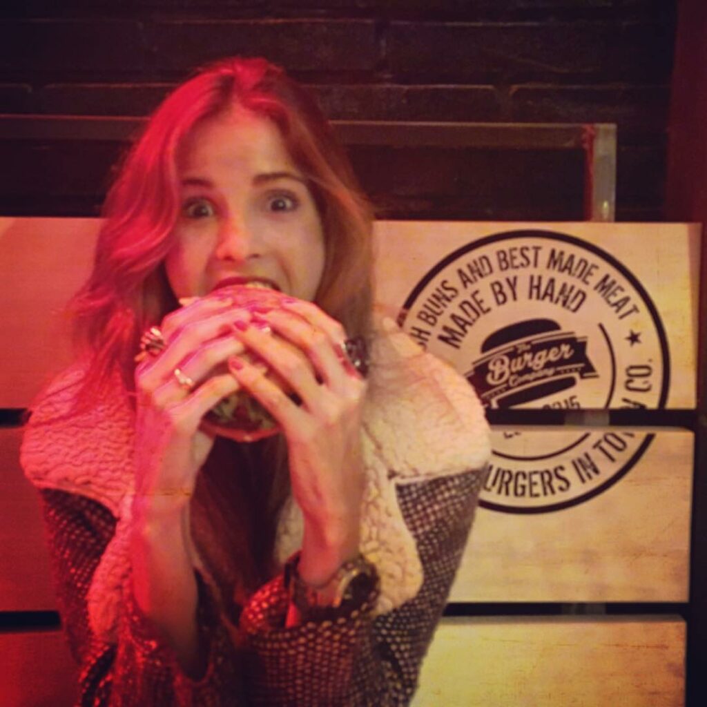 Así disfrutando de @theburgercobsas  alto plan!  hoy veggieburger de lentejas !...
