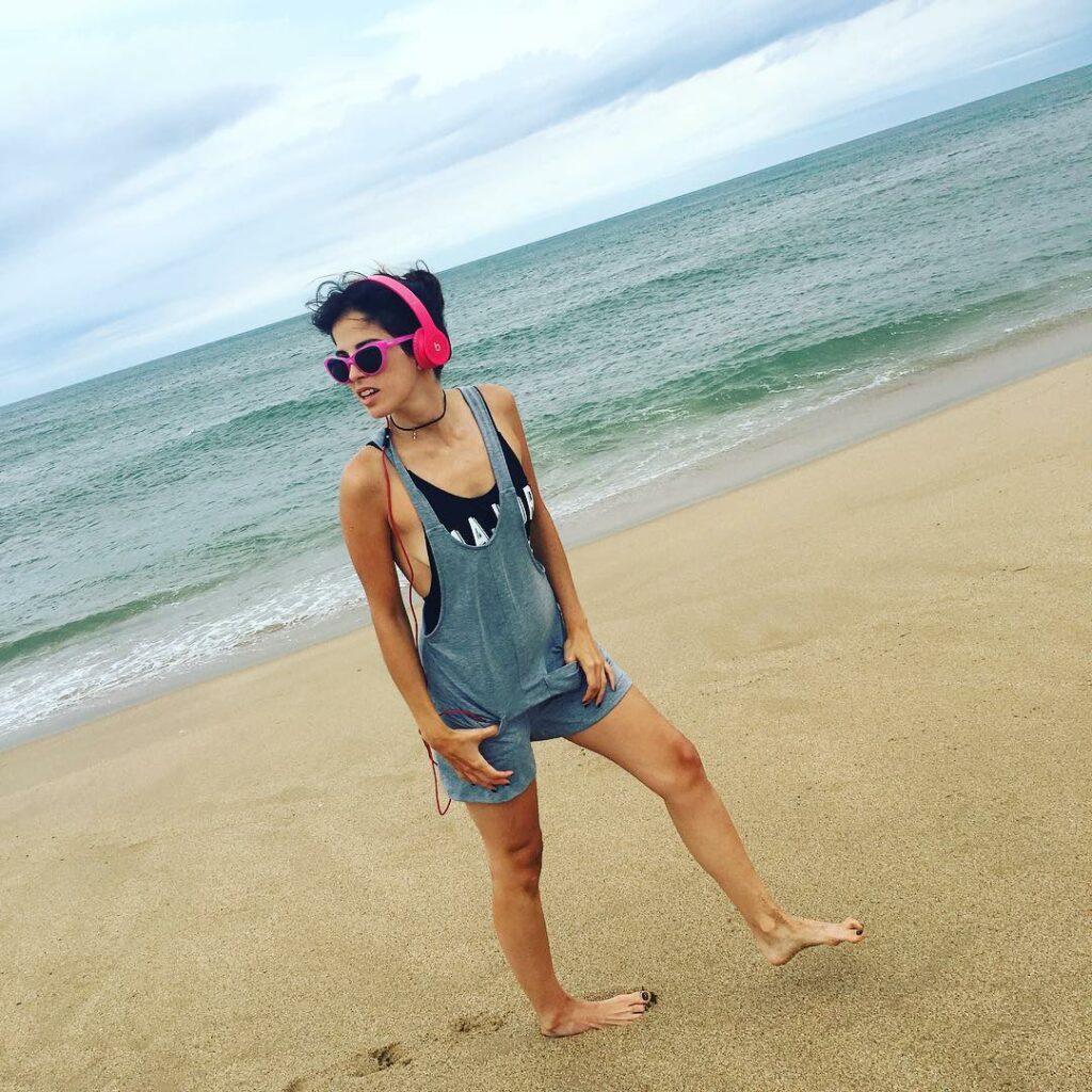 Llueve y está nublado pero igual voy a la playa con música a todo lo que da y co...
