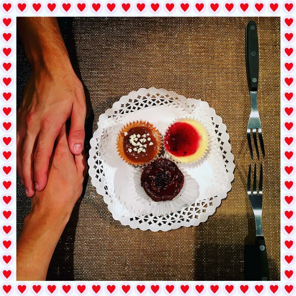 Hoy con @ruggeropasquarelli tuvimos degustación de cheescakes, estoy a punto de ...