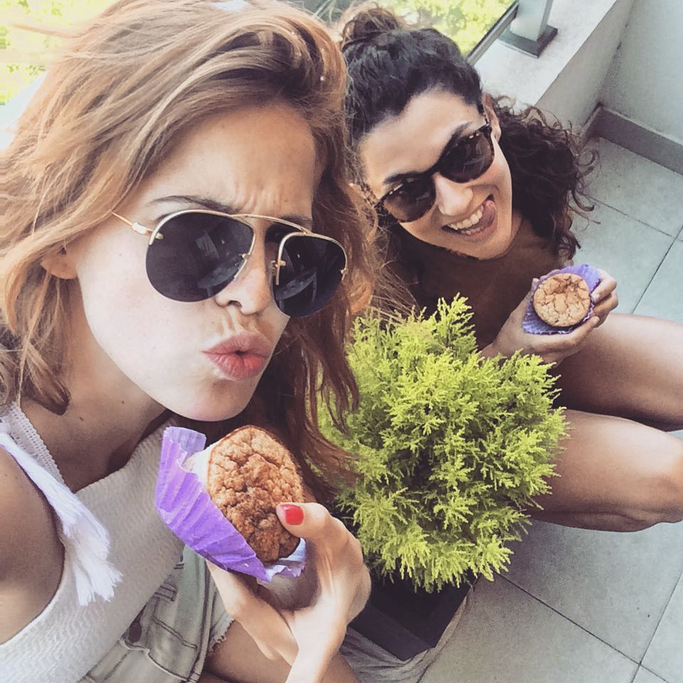 Ella y yo @soyalbariconavarro comiendo nuestro súper muffins de @come.consciente...