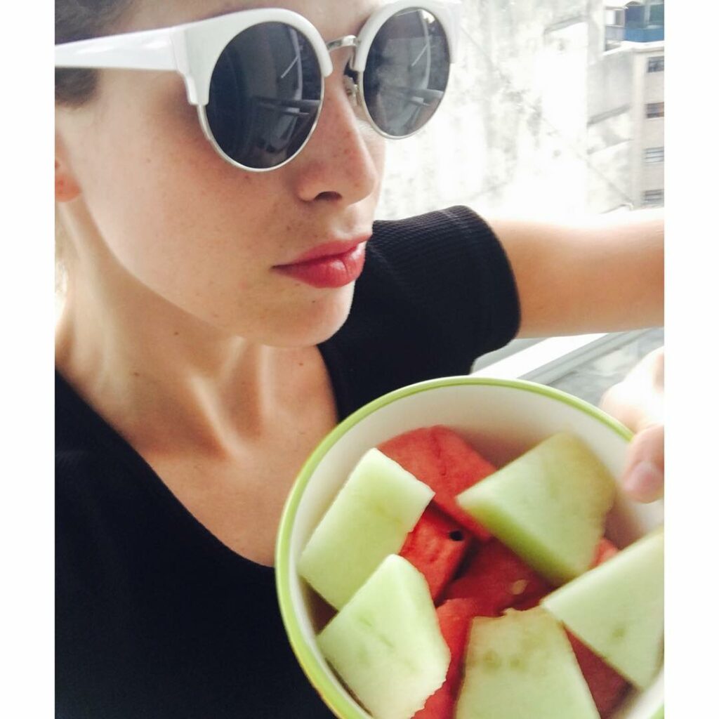 Al mal tiempos, buena cara, fruta... Y anteojos ?...
